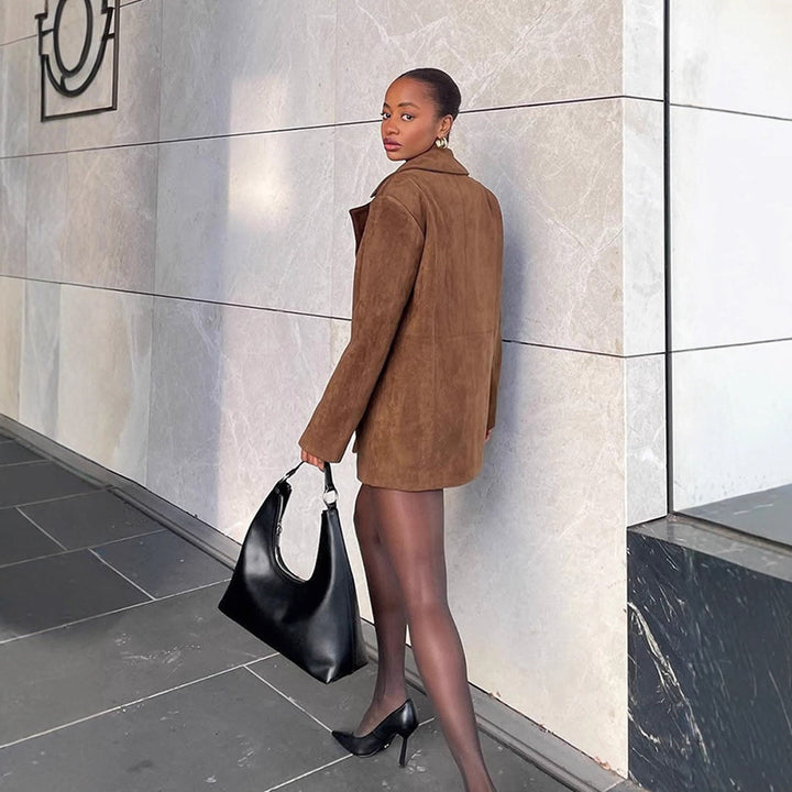 Damernas designer-jacka med djup V-ringning och moderna detaljer Mirla-Eva Jonsson