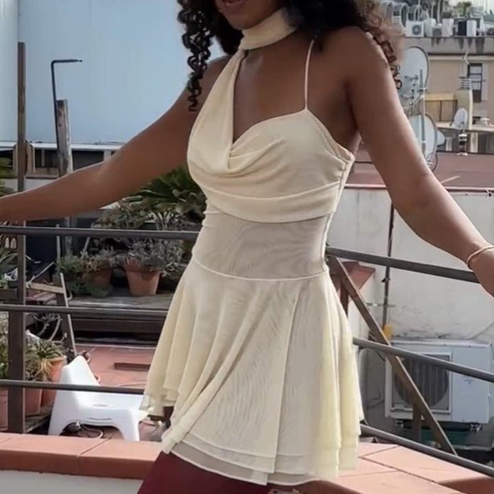 Damernas elegant asymmetrisk mini-dress med dekorativ axelrem och flytande fåll Mirla-Eva Jonsson