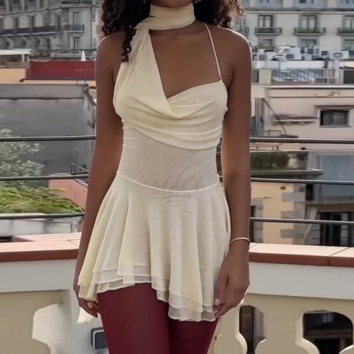 Damernas elegant asymmetrisk mini-dress med dekorativ axelrem och flytande fåll Mirla-Eva Jonsson