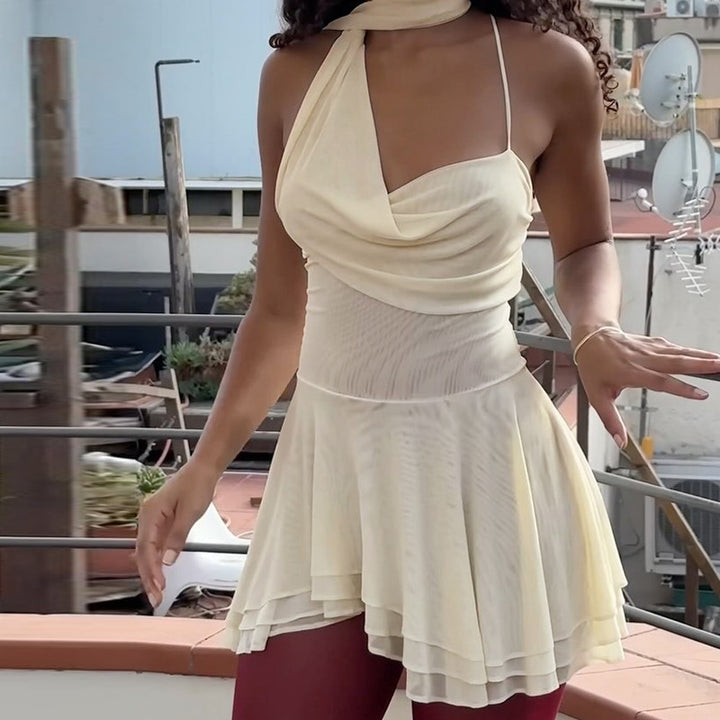 Damernas elegant asymmetrisk mini-dress med dekorativ axelrem och flytande fåll Mirla-Eva Jonsson