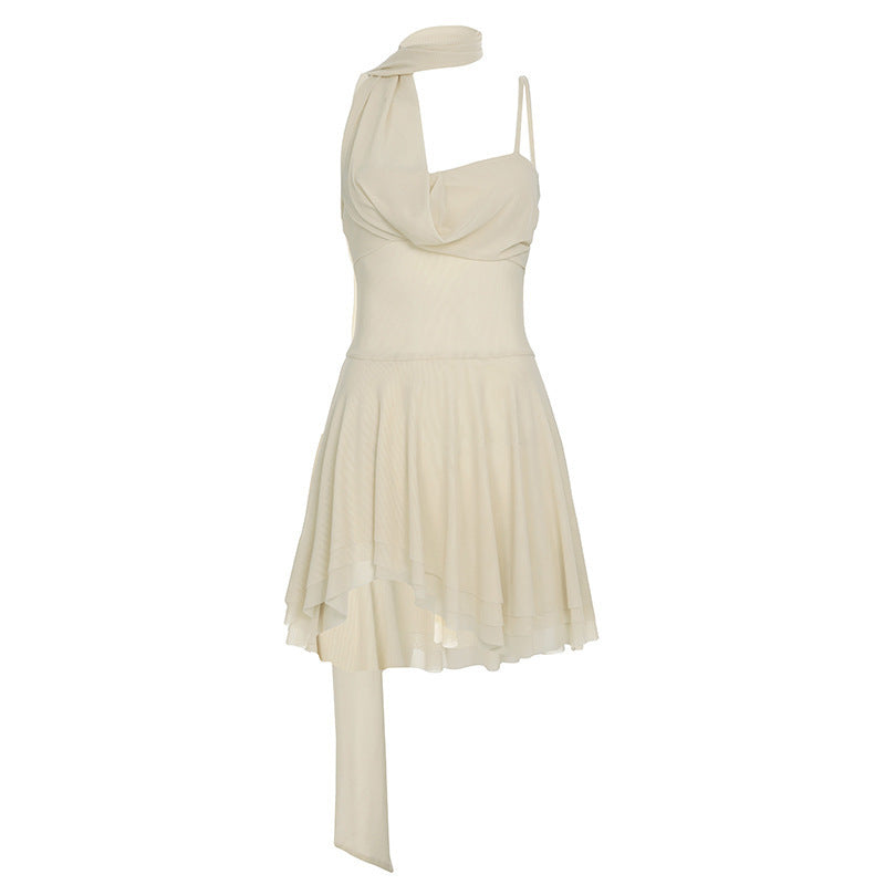 Damernas elegant asymmetrisk mini-dress med dekorativ axelrem och flytande fåll Mirla-Eva Jonsson