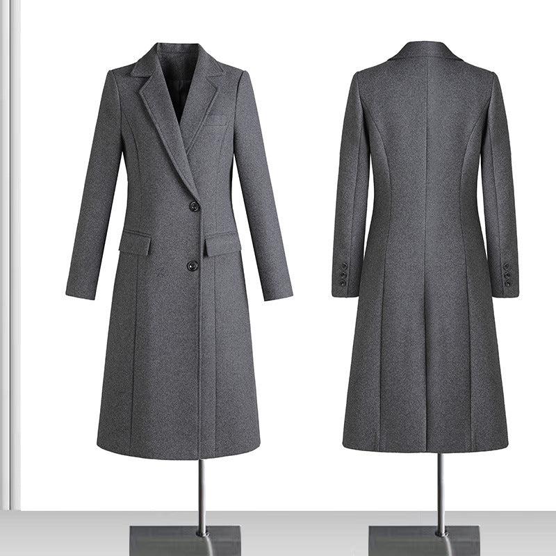 Damernas elegant långa blazer med smal siluett och klassiska detaljer Mirla-Eva Jonsson