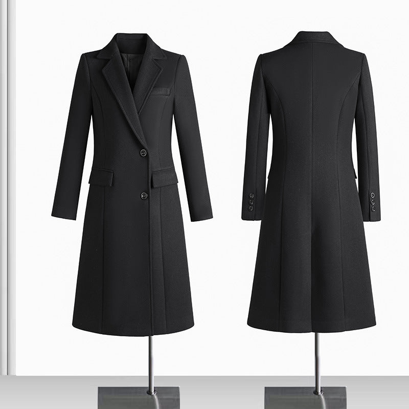 Damernas elegant långa blazer med smal siluett och klassiska detaljer Mirla-Eva Jonsson