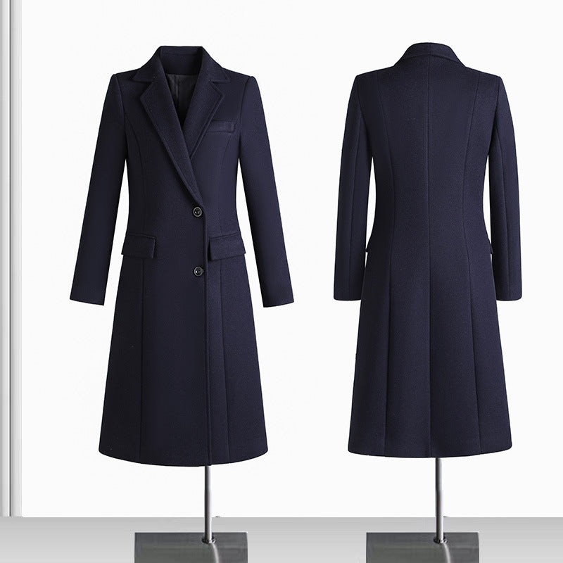 Damernas elegant långa blazer med smal siluett och klassiska detaljer Mirla-Eva Jonsson