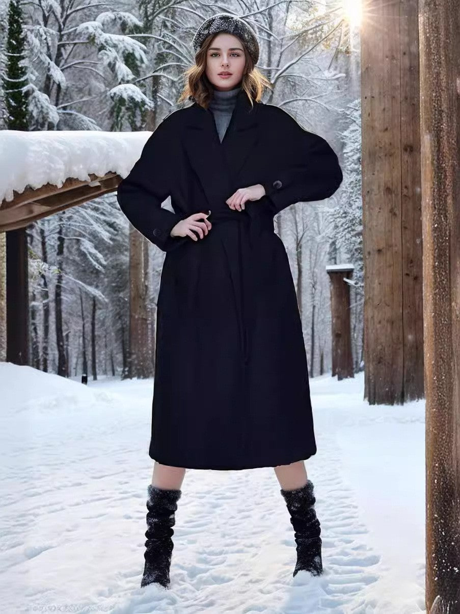 Damernas elegant, luftigt skuren ullkappa Mirla-Eva Jonsson