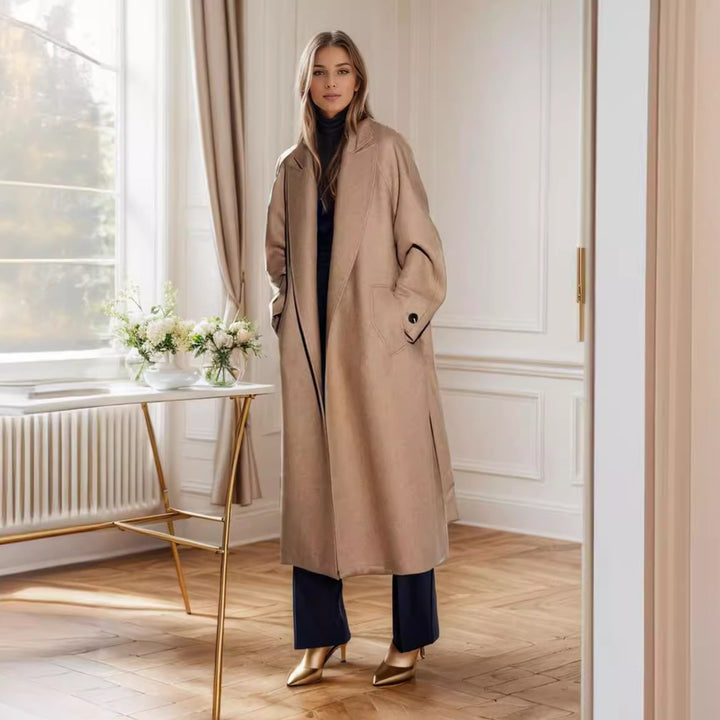 Damernas elegant, luftigt skuren ullkappa Mirla-Eva Jonsson