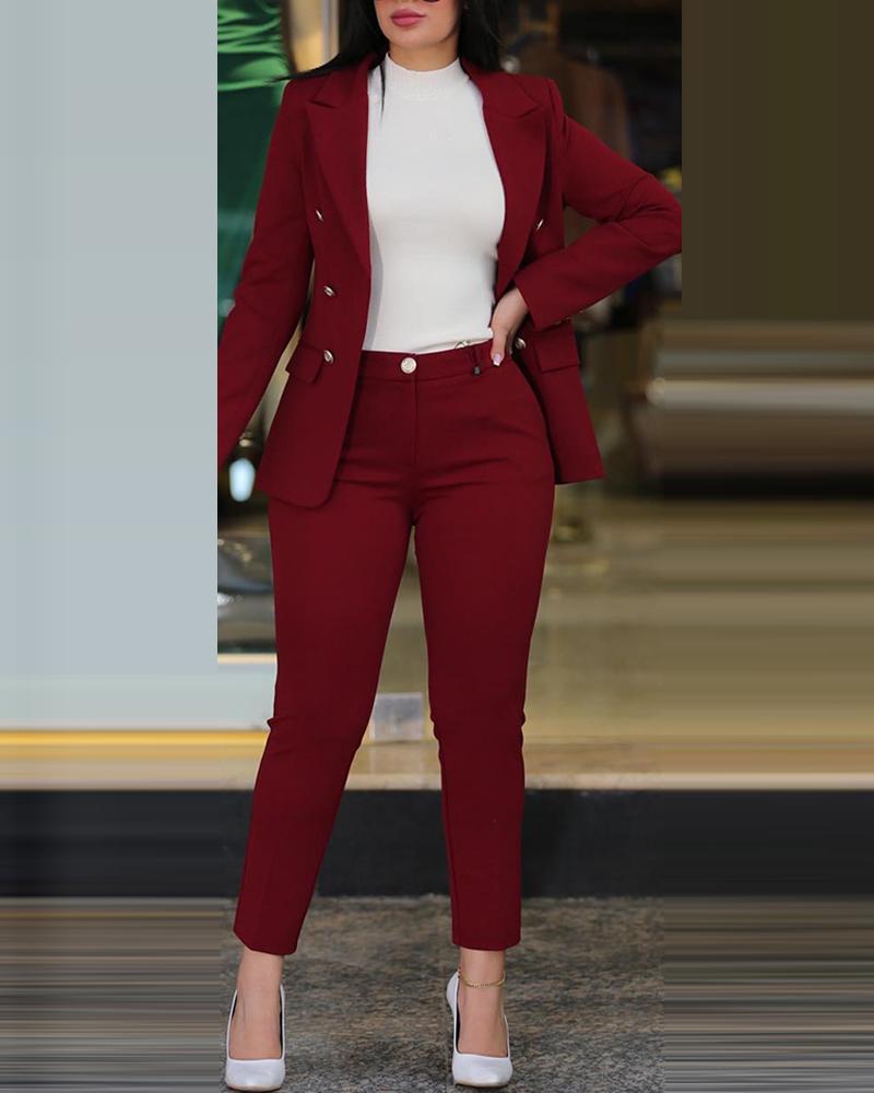 Damernas elegant och stilfull affärsdräkt med dubbelknäppning och figursydd design Mirla-Eva Jonsson