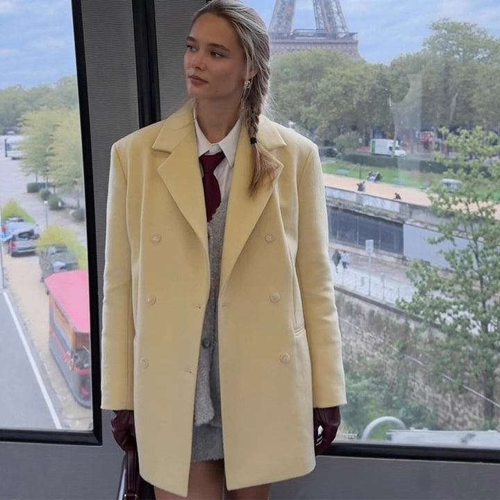 Damernas elegant oversized ullkappa med dubbel knapprad och praktiska fickor Mirla-Eva Jonsson
