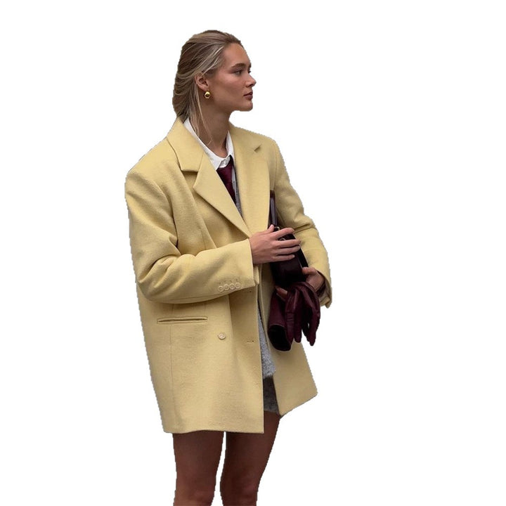 Damernas elegant oversized ullkappa med dubbel knapprad och praktiska fickor Mirla-Eva Jonsson