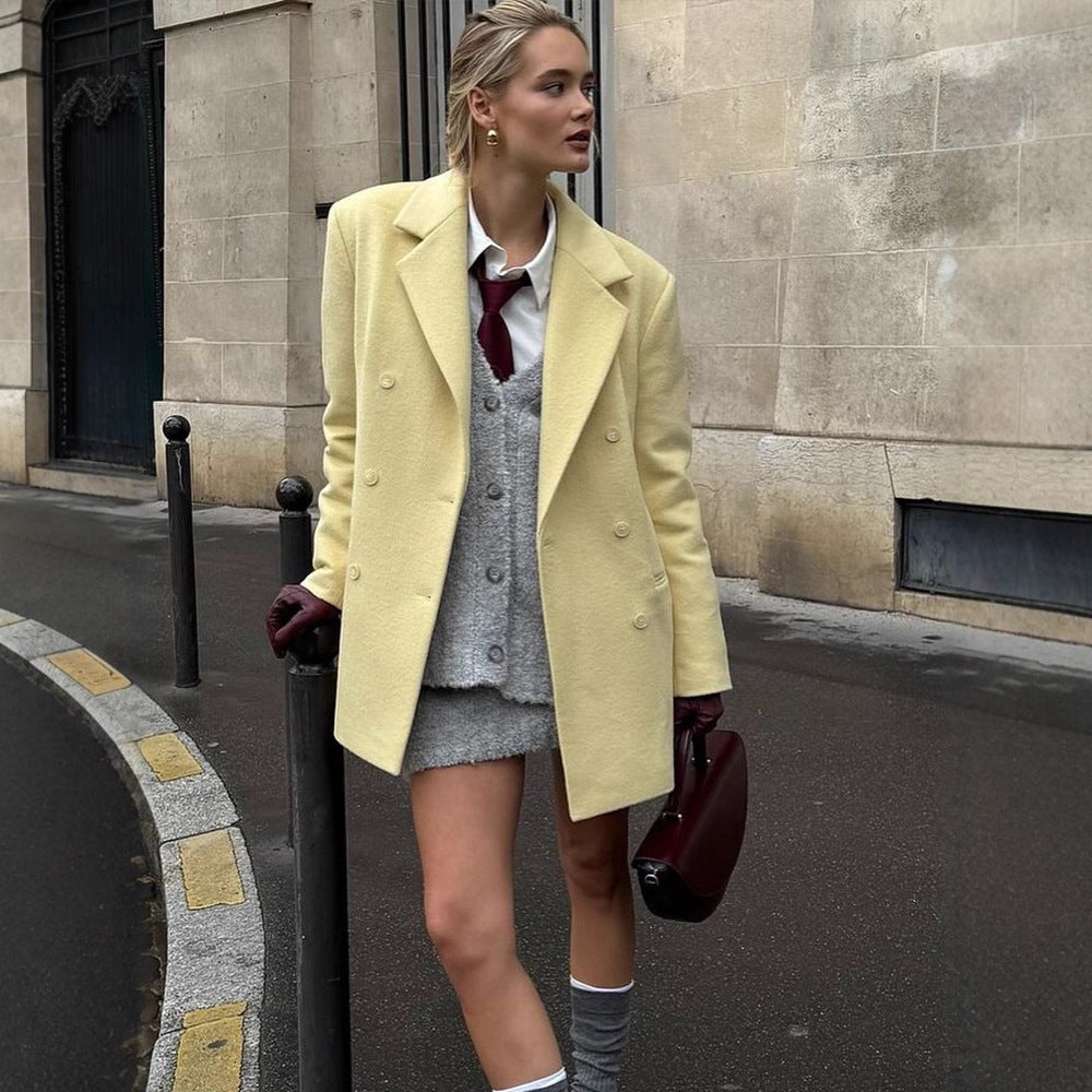 Damernas elegant oversized ullkappa med dubbel knapprad och praktiska fickor Mirla-Eva Jonsson