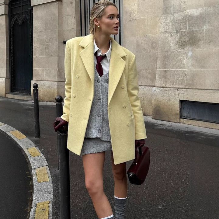 Damernas elegant oversized ullkappa med dubbel knapprad och praktiska fickor Mirla-Eva Jonsson
