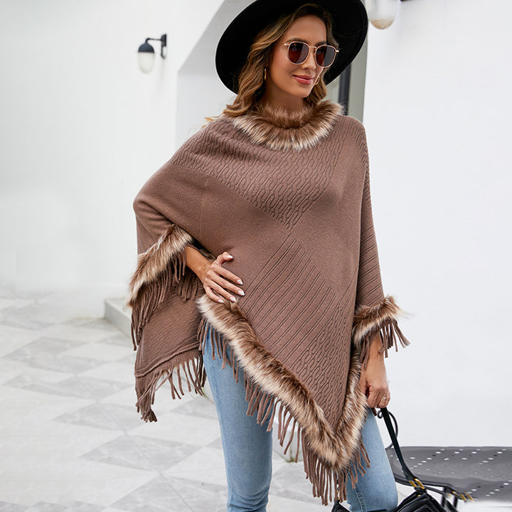 Damernas elegant poncho med lyxig fuskpälskrage och dekadenta fransar Mirla-Eva Jonsson