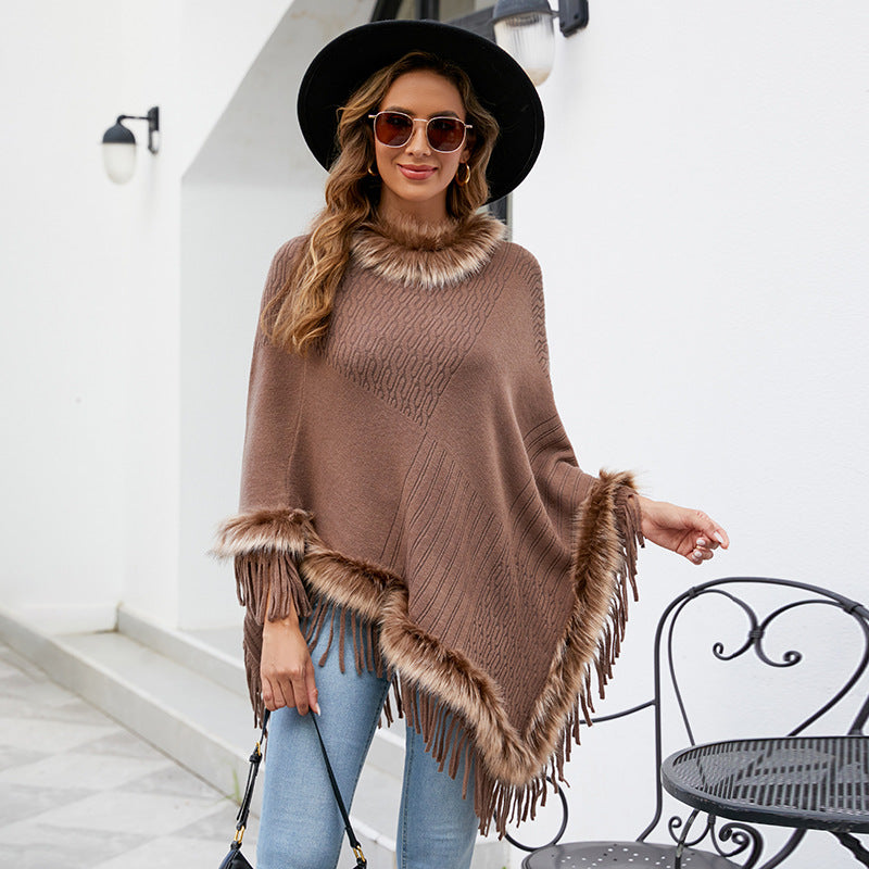 Damernas elegant poncho med lyxig fuskpälskrage och dekadenta fransar Mirla-Eva Jonsson