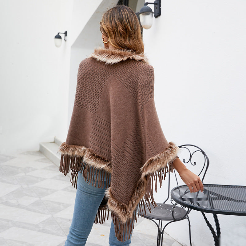 Damernas elegant poncho med lyxig fuskpälskrage och dekadenta fransar Mirla-Eva Jonsson