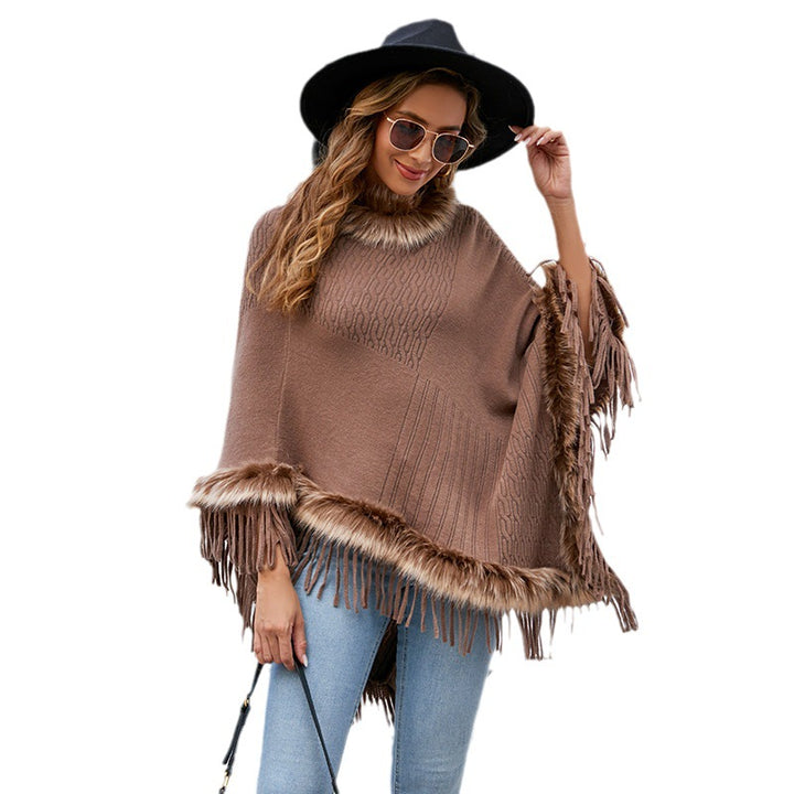 Damernas elegant poncho med lyxig fuskpälskrage och dekadenta fransar Mirla-Eva Jonsson