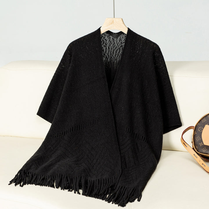 Damernas elegant stickad poncho med fransiga detaljer och markant mönster Mirla-Eva Jonsson