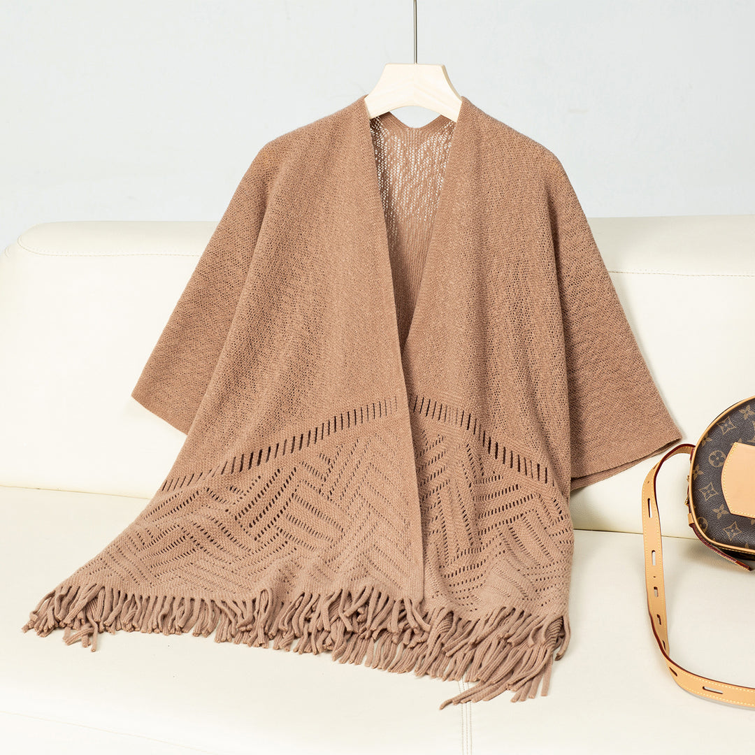 Damernas elegant stickad poncho med fransiga detaljer och markant mönster Mirla-Eva Jonsson
