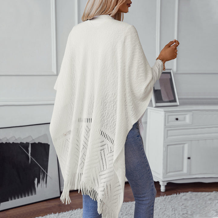 Damernas elegant stickad poncho med fransiga detaljer och markant mönster Mirla-Eva Jonsson