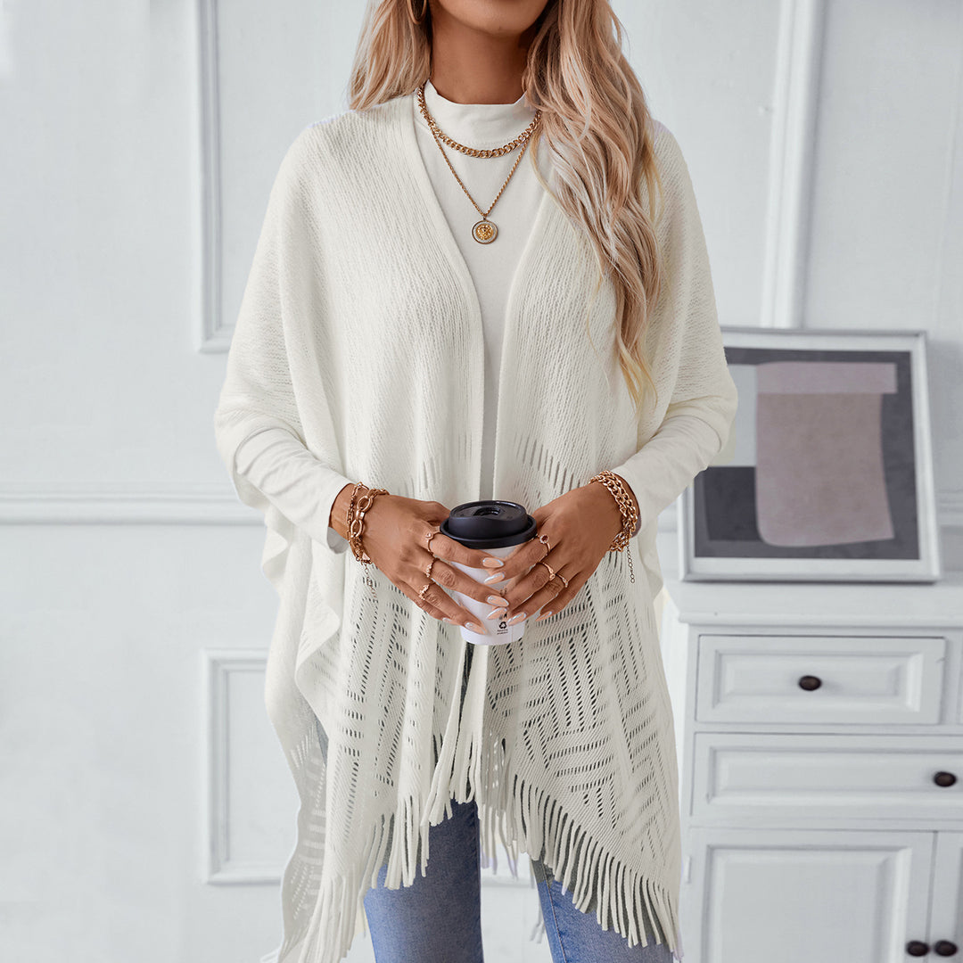 Damernas elegant stickad poncho med fransiga detaljer och markant mönster Mirla-Eva Jonsson