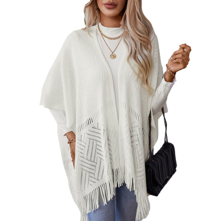 Damernas elegant stickad poncho med fransiga detaljer och markant mönster Mirla-Eva Jonsson