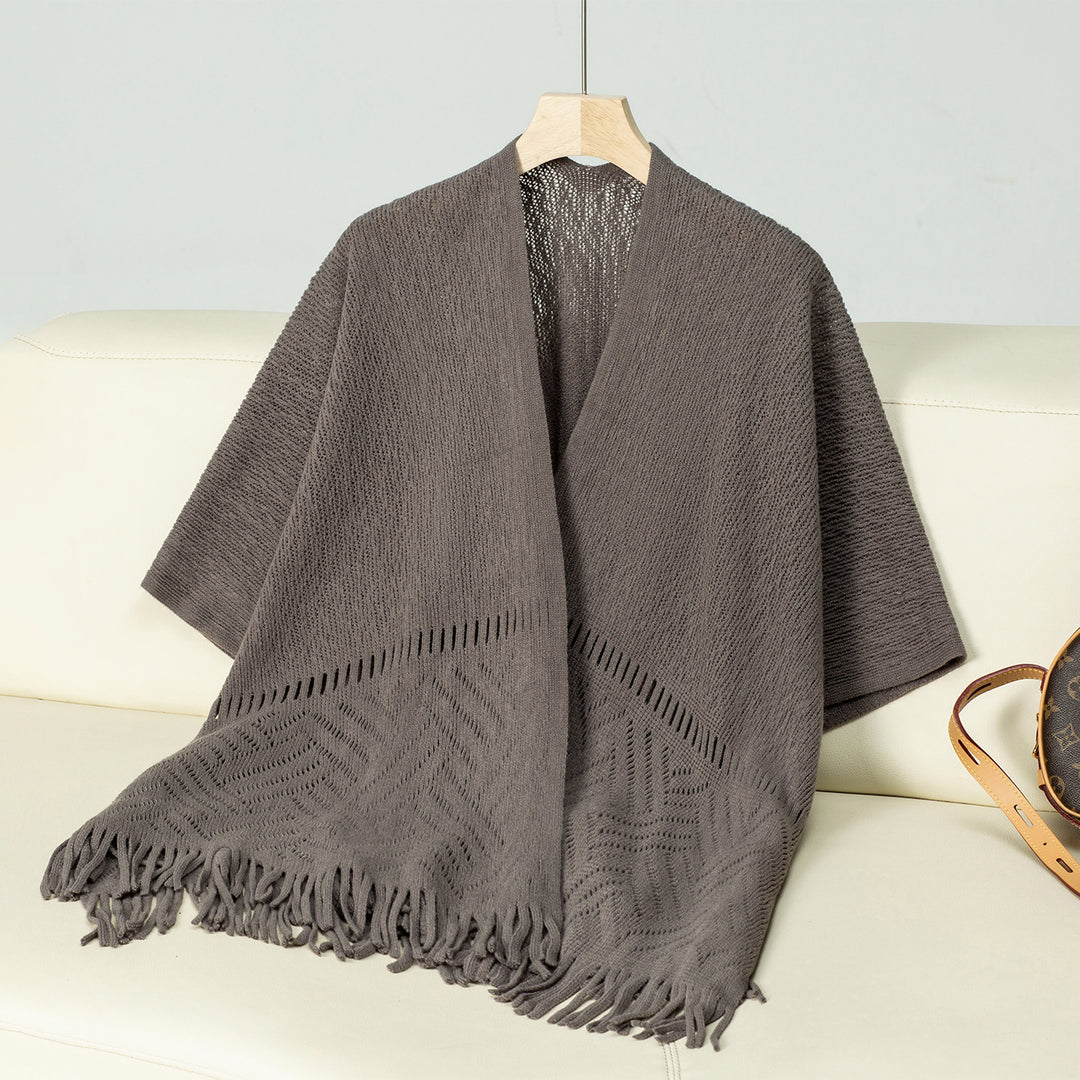 Damernas elegant stickad poncho med fransiga detaljer och markant mönster Mirla-Eva Jonsson