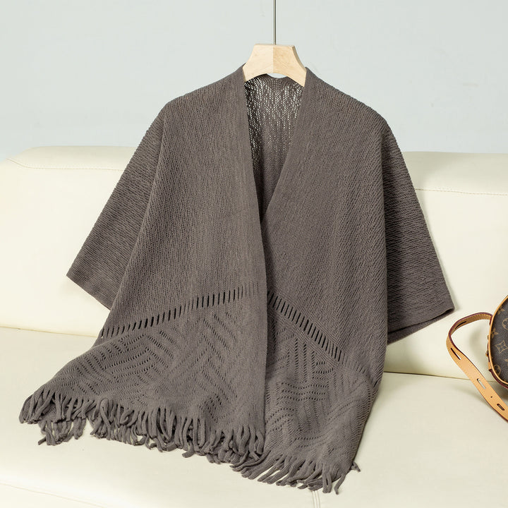 Damernas elegant stickad poncho med fransiga detaljer och markant mönster Mirla-Eva Jonsson