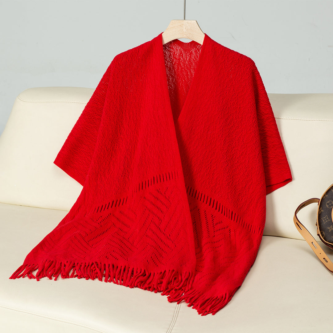 Damernas elegant stickad poncho med fransiga detaljer och markant mönster Mirla-Eva Jonsson