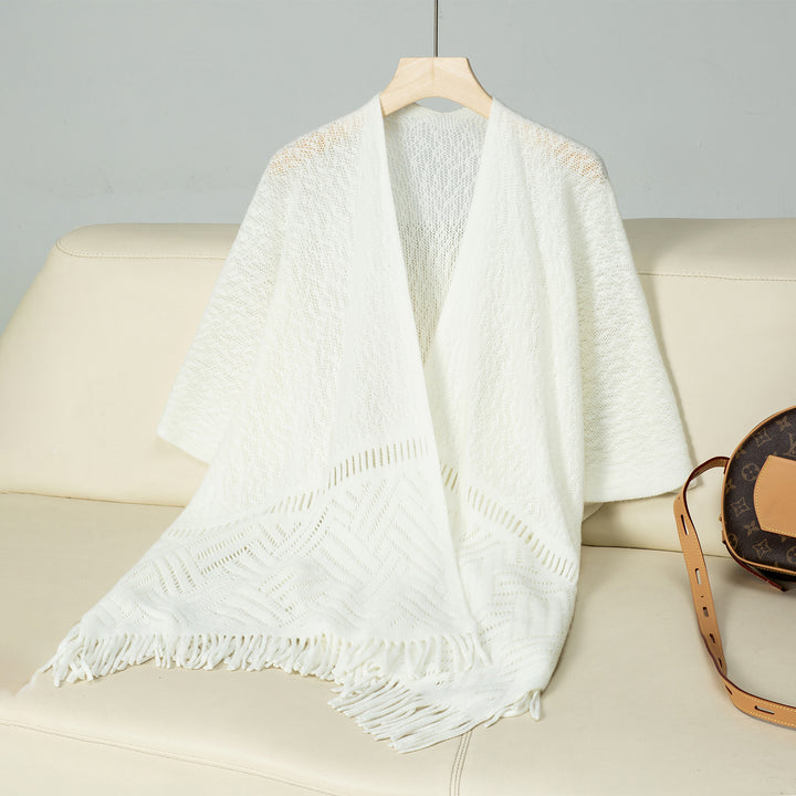 Damernas elegant stickad poncho med fransiga detaljer och markant mönster Mirla-Eva Jonsson