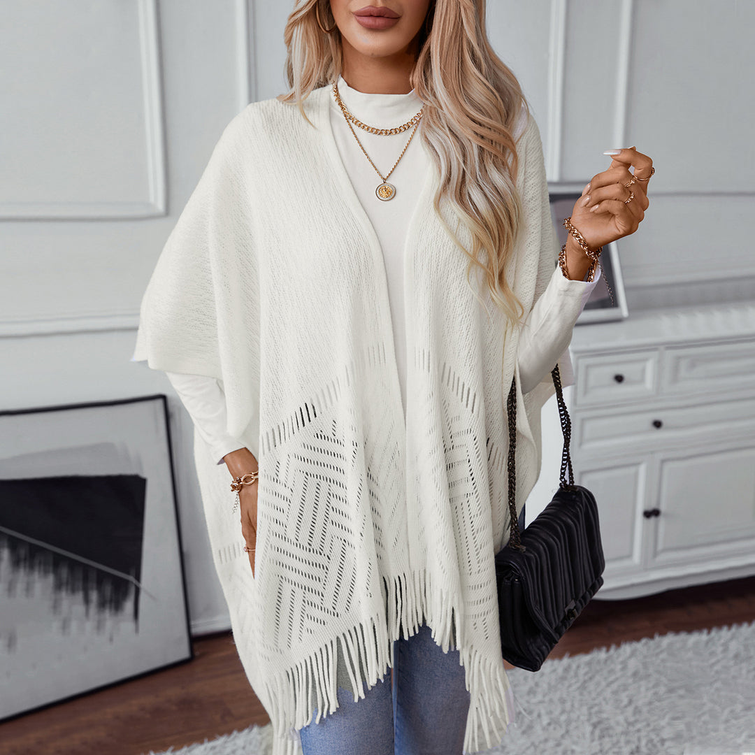Damernas elegant stickad poncho med fransiga detaljer och markant mönster Mirla-Eva Jonsson