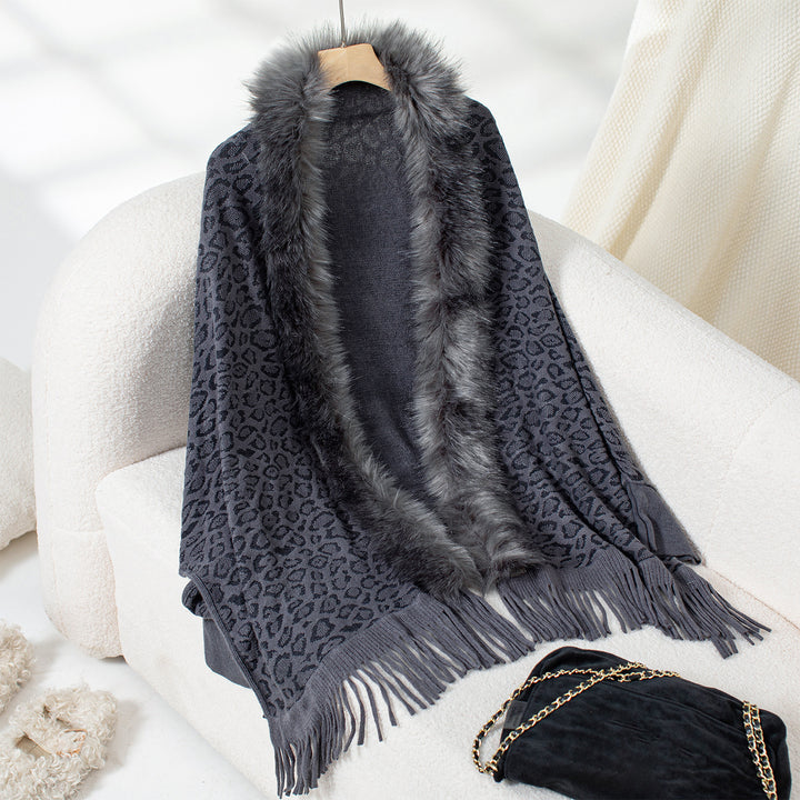 Damernas elegant stickad poncho med lyxig konstpälskrage och fransig fåll Mirla-Eva Jonsson