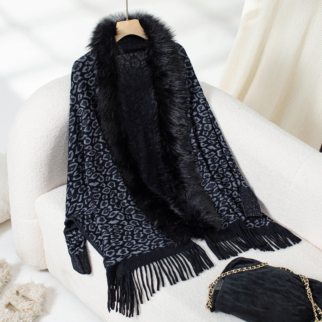 Damernas elegant stickad poncho med lyxig konstpälskrage och fransig fåll Mirla-Eva Jonsson