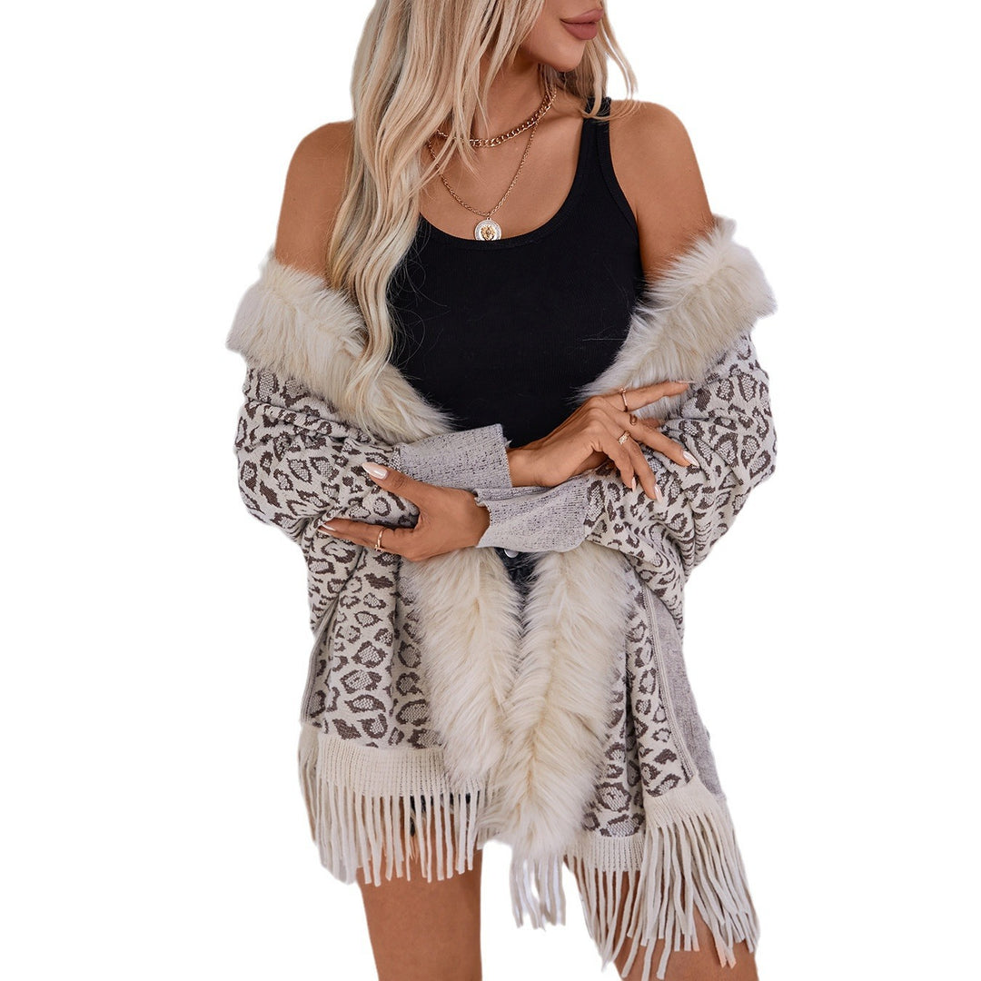 Damernas elegant stickad poncho med lyxig konstpälskrage och fransig fåll Mirla-Eva Jonsson