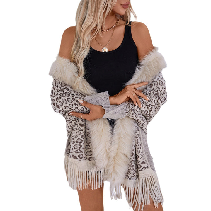 Damernas elegant stickad poncho med lyxig konstpälskrage och fransig fåll Mirla-Eva Jonsson
