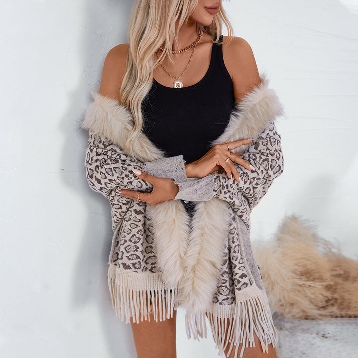 Damernas elegant stickad poncho med lyxig konstpälskrage och fransig fåll Mirla-Eva Jonsson