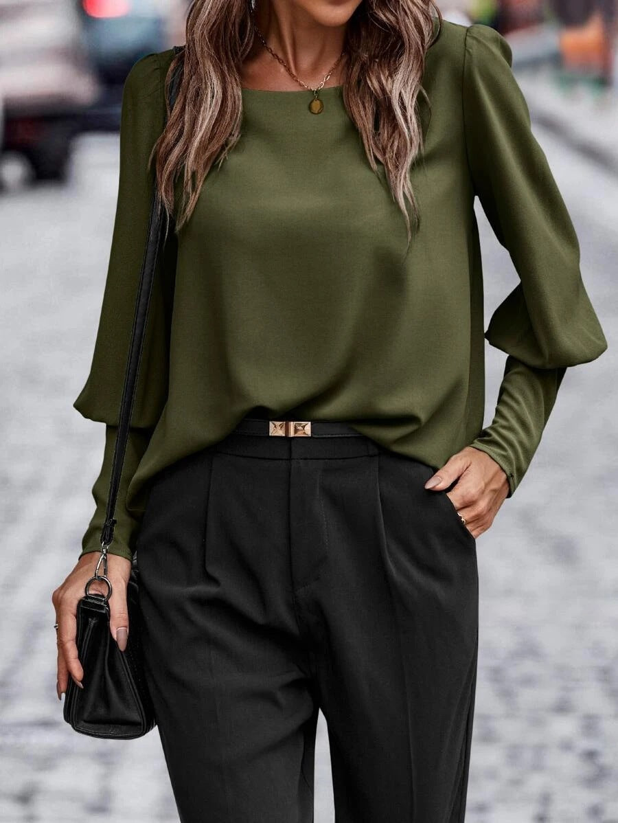 Damernas elegant topp med puffärmar och mjuk skärning Mirla-Eva Jonsson