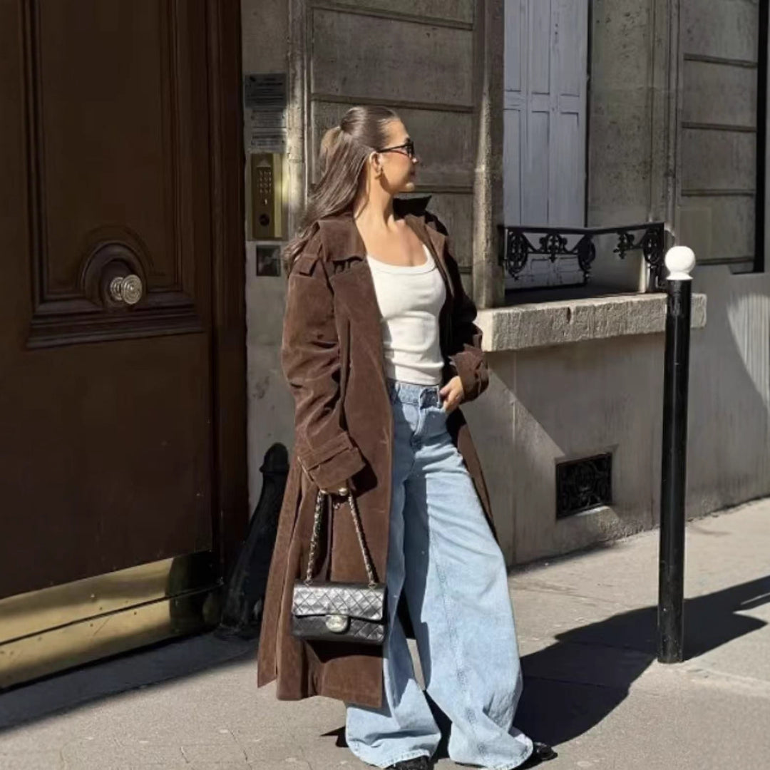 Damernas elegant trenchcoat med midjeband och trendiga detaljer Mirla-Eva Jonsson