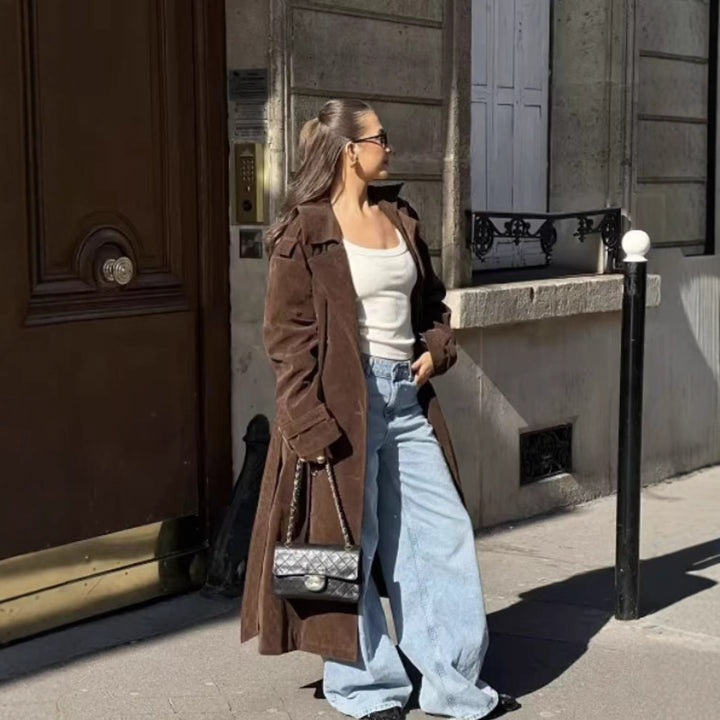 Damernas elegant trenchcoat med midjeband och trendiga detaljer Mirla-Eva Jonsson