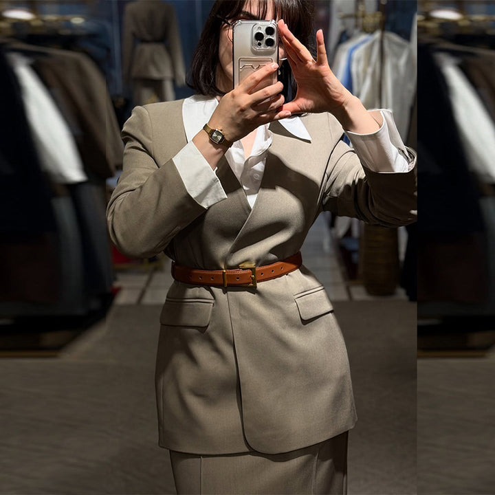 Damernas eleganta affärsdräkt med figursydd kavaj och figurnära kjol Mirla-Eva Jonsson