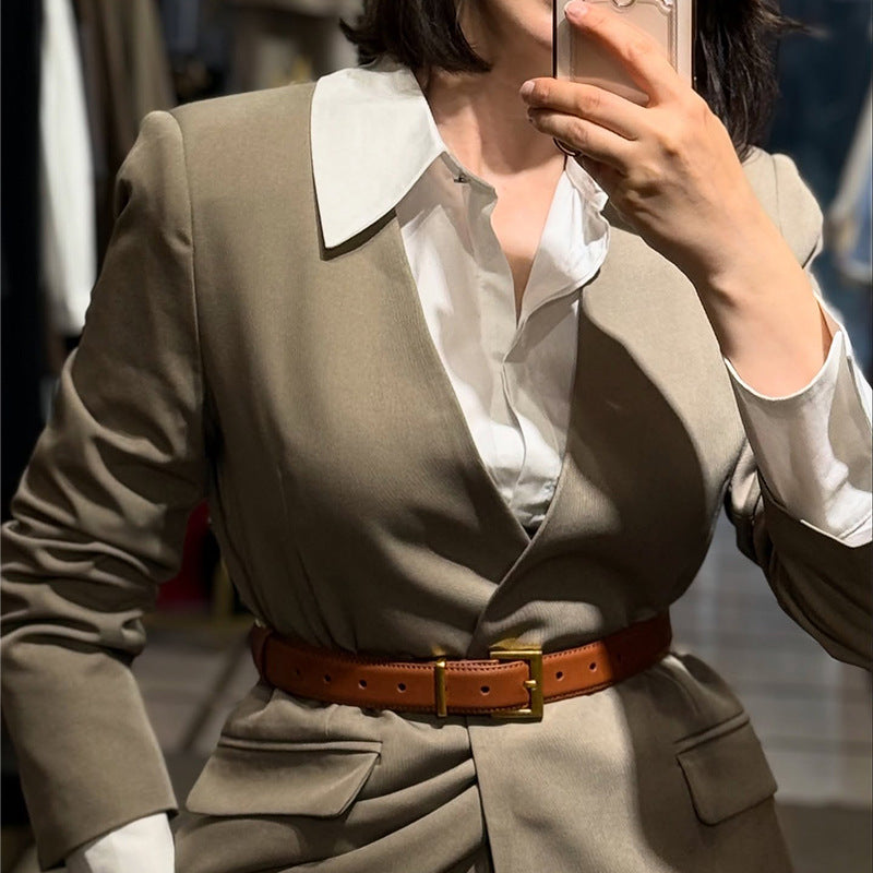 Damernas eleganta affärsdräkt med figursydd kavaj och figurnära kjol Mirla-Eva Jonsson