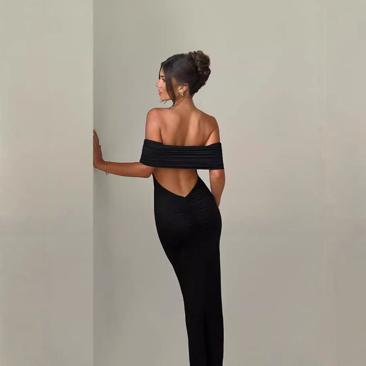 Damernas eleganta aftonklänning med bärarens design och rynkade detaljer Mirla-Eva Jonsson