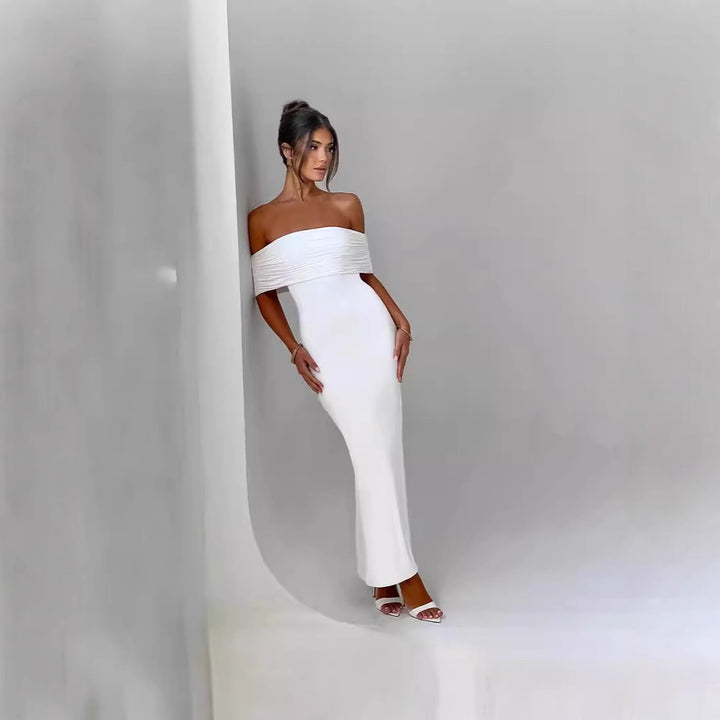 Damernas eleganta aftonklänning med bärarens design och rynkade detaljer Mirla-Eva Jonsson