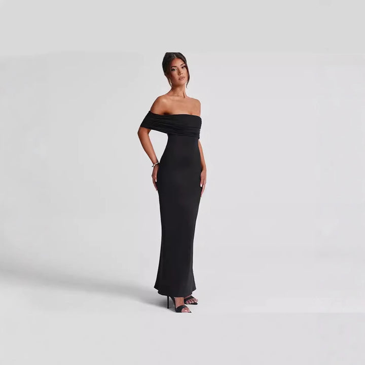 Damernas eleganta aftonklänning med bärarens design och rynkade detaljer Mirla-Eva Jonsson