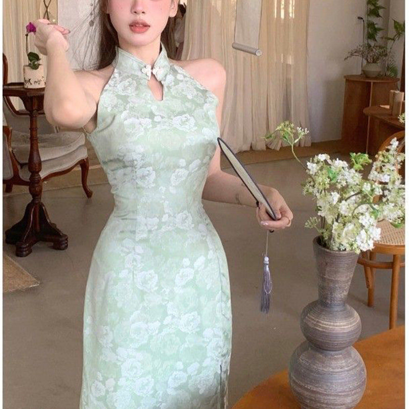 Damernas eleganta aftonklänning med chic hög krage och blommönster-Eva Jonsson