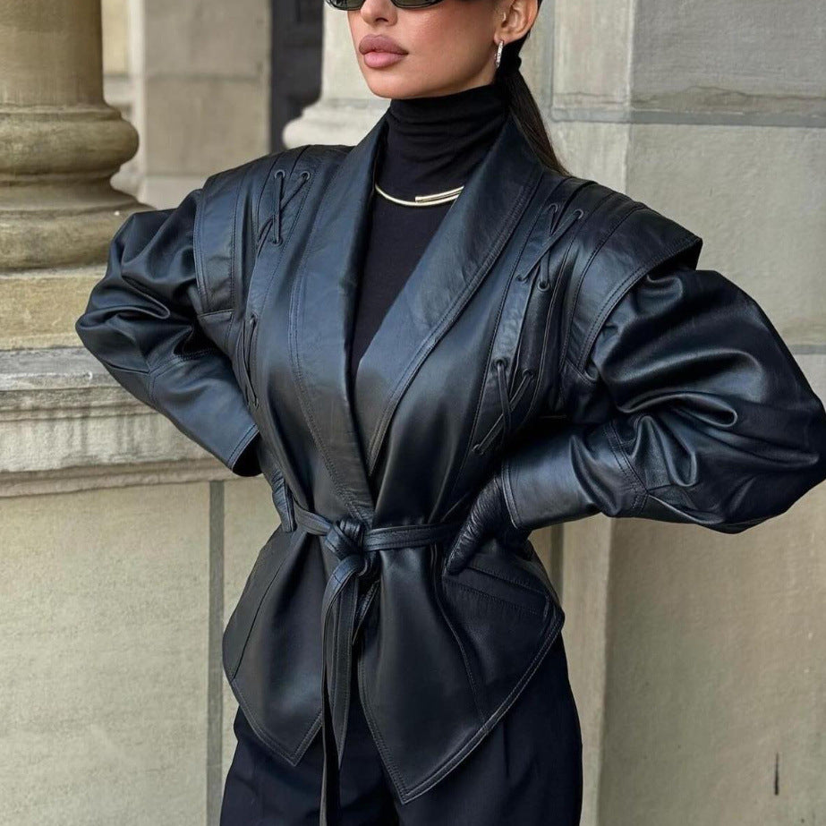 Damernas eleganta asymmetriska läderjacka med detaljer Mirla-Eva Jonsson