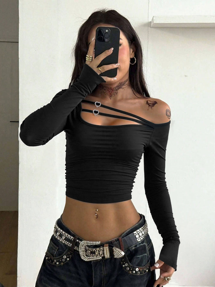Damernas eleganta asymmetriska topp med förfinade axelbandsdetaljer Mirla-Eva Jonsson