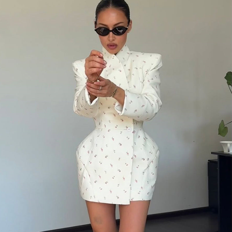 Damernas eleganta blazer klänning med florala accenter Mirla-Eva Jonsson