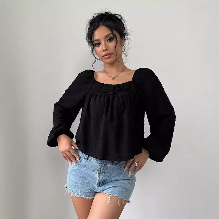 Damernas eleganta blus med luftiga puffärmar och texturerad yta Mirla-Eva Jonsson