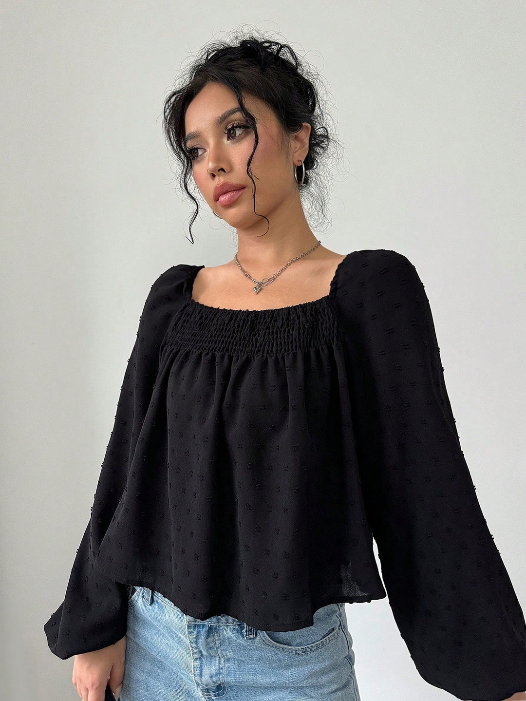Damernas eleganta blus med luftiga puffärmar och texturerad yta Mirla-Eva Jonsson