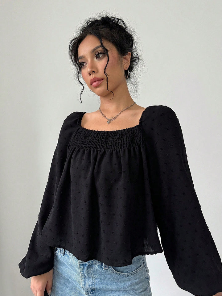 Damernas eleganta blus med luftiga puffärmar och texturerad yta Mirla-Eva Jonsson