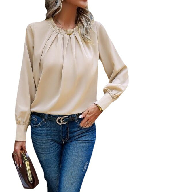 Damernas eleganta blus med ruffle-detaljer och dekorativ krage Mirla-Eva Jonsson